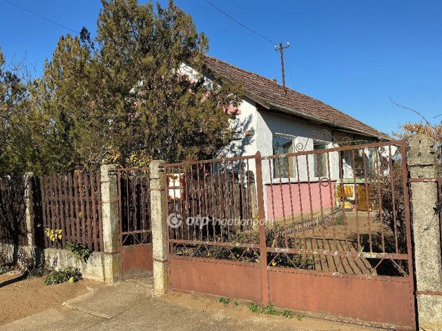 Eladó családi ház, Magyon 7 M Ft, 2 szobás