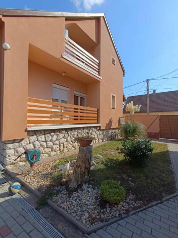 Kiadó téglalakás, albérlet, Pécsett 200 E Ft / hó, 3 szobás