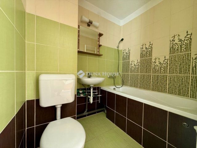 Eladó panellakás, Veszprémben 42.9 M Ft, 2 szobás