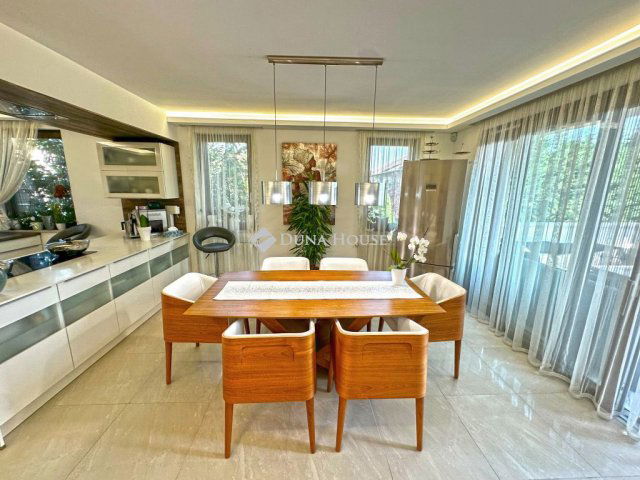 Eladó családi ház, Szentendrén 395.9 M Ft, 6 szobás