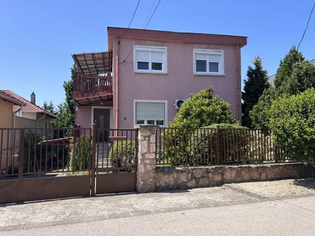 Eladó családi ház, Komáromban 63.5 M Ft, 2+1 szobás
