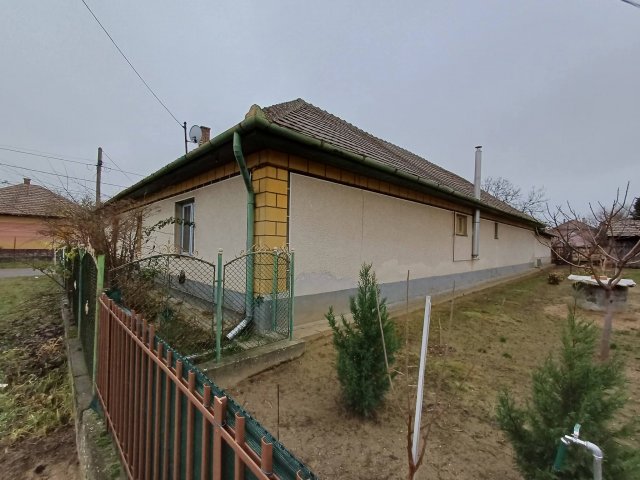 Eladó családi ház, Dányon 42 M Ft, 3+1 szobás