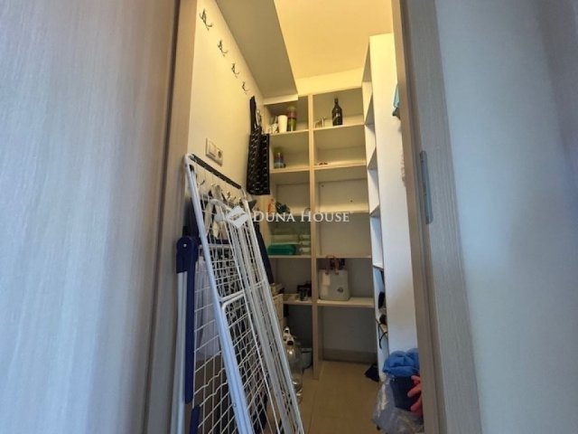 Eladó téglalakás, Pécsett 109.9 M Ft, 4 szobás