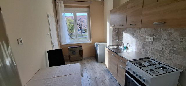 Kiadó téglalakás, albérlet, Pécsett, Hajnóczy úton, 1 szobás