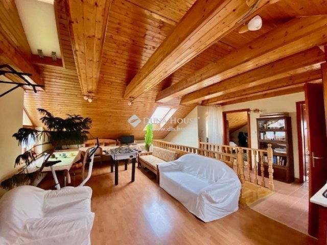 Eladó családi ház, Pécsett 250 M Ft, 9 szobás