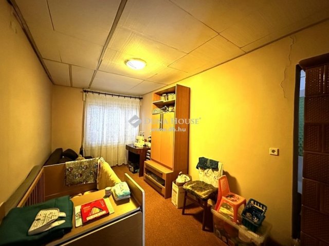 Eladó családi ház, Pincehelyen 18 M Ft, 5 szobás