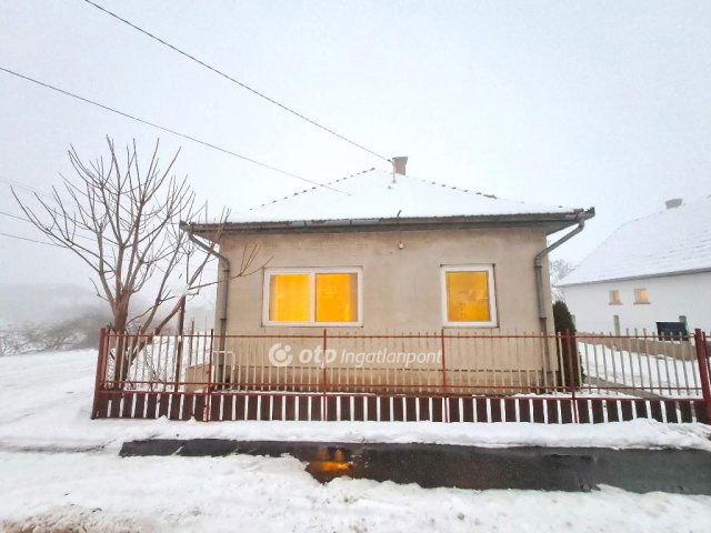 Eladó családi ház, Törtelen 32.9 M Ft, 3 szobás