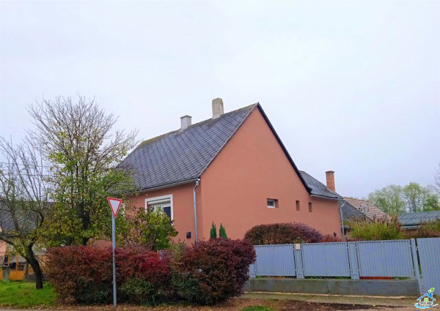 Eladó családi ház, Ácson 35 M Ft, 3 szobás