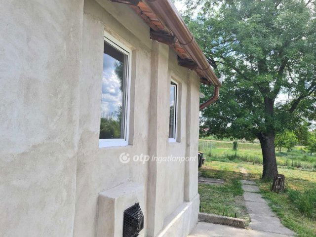 Eladó családi ház, Újszászon 14.9 M Ft, 2 szobás
