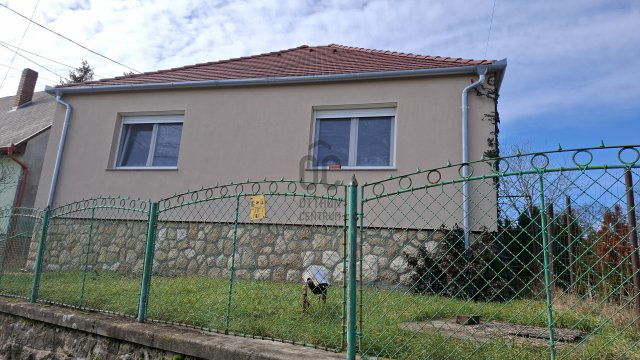 Eladó családi ház, Hosszúhetényen 61.99 M Ft, 3 szobás