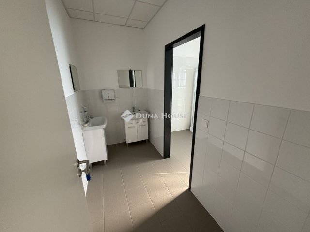 Eladó ipari ingatlan, Komáromban 411.7 M Ft / költözzbe.hu