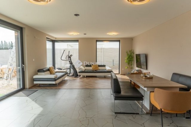 Eladó családi ház, Diósdon 330 M Ft, 5 szobás