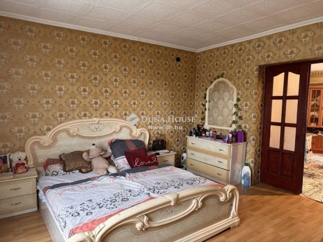 Eladó családi ház, Gödöllőn 54 M Ft, 8 szobás