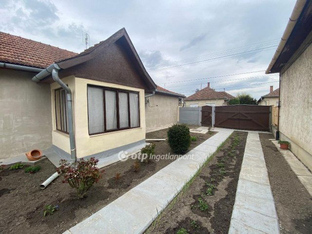Eladó családi ház, Békésen 12 M Ft, 2 szobás