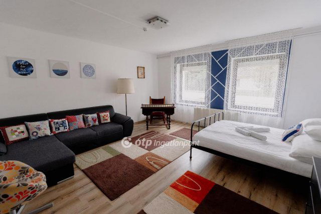 Eladó családi ház, Velencén 129 M Ft, 10 szobás