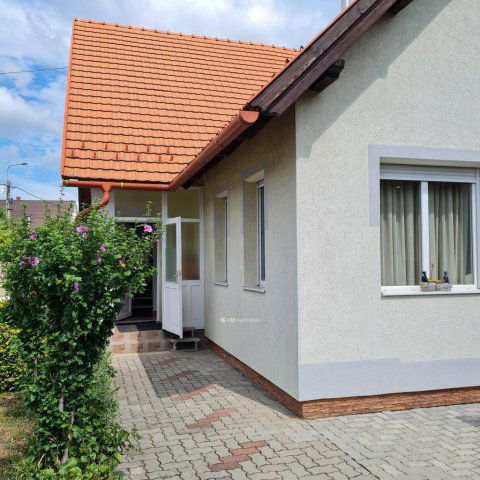 Eladó családi ház, Veszprémben 159 M Ft, 8+2 szobás
