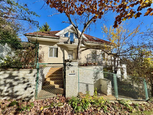 Eladó családi ház, Solymáron 230 M Ft, 8 szobás