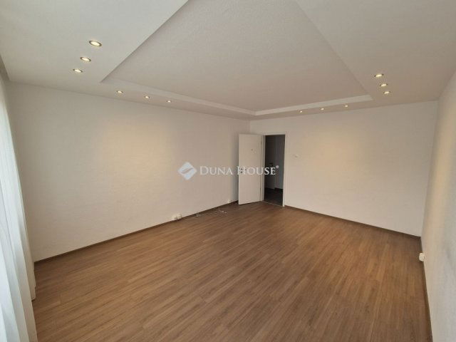 Eladó panellakás, Kecskeméten 47.49 M Ft, 2 szobás