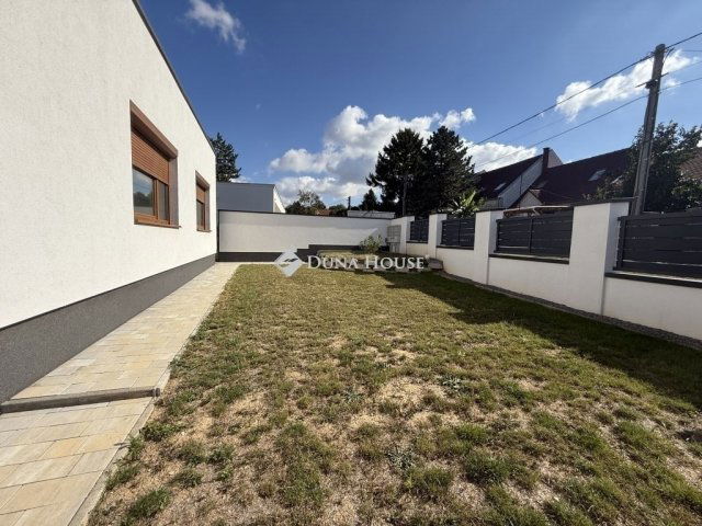 Eladó családi ház, Pécsett 115.99 M Ft, 4 szobás