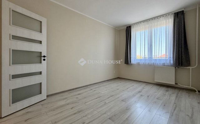 Eladó panellakás, Pápán 43.99 M Ft, 2 szobás