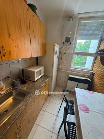 Eladó téglalakás, Tiszafüreden 32 M Ft, 2 szobás
