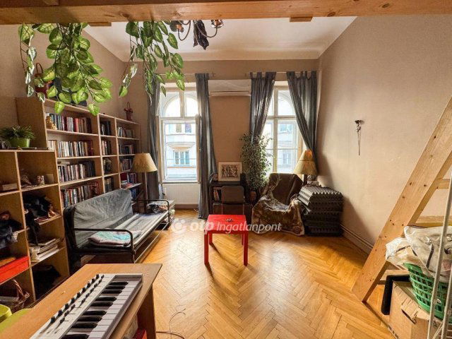 Eladó téglalakás, Budapesten, VI. kerületben 66.9 M Ft