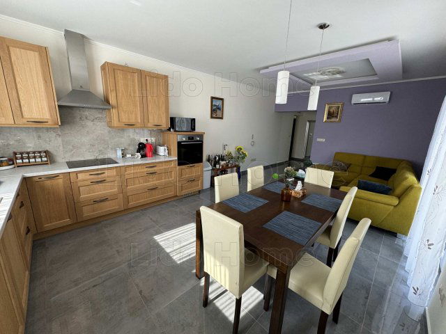 Eladó családi ház, Hévízen 180 M Ft, 3 szobás