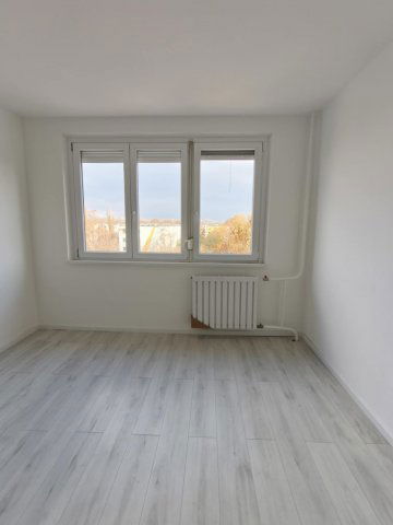 Eladó panellakás, III. kerületben, Juhász Gyula utcában