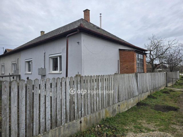 Eladó családi ház, Földesen 21.5 M Ft, 2 szobás