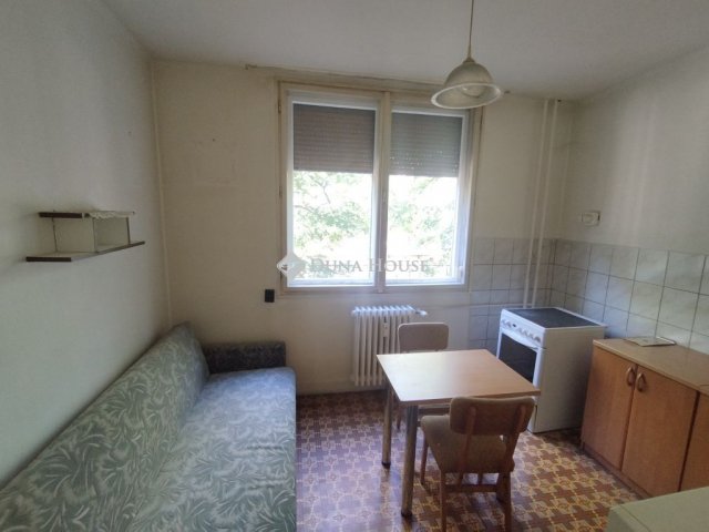 Eladó téglalakás, Tatabányán, Komáromi utcában 29.99 M Ft