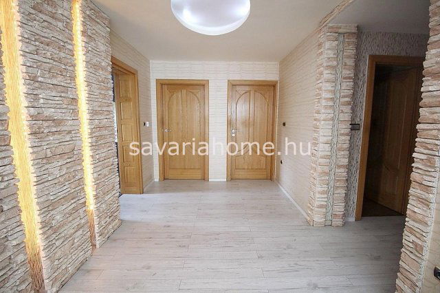 Eladó családi ház, Sárváron 200 M Ft, 8 szobás