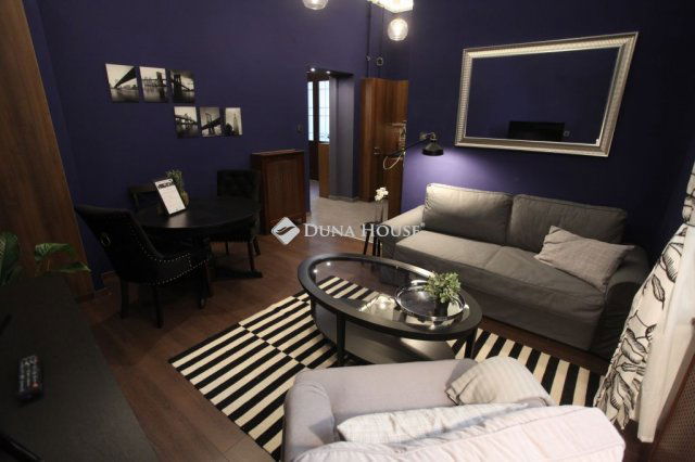 Eladó téglalakás, V. kerületben, Petőfi Sándor utcában