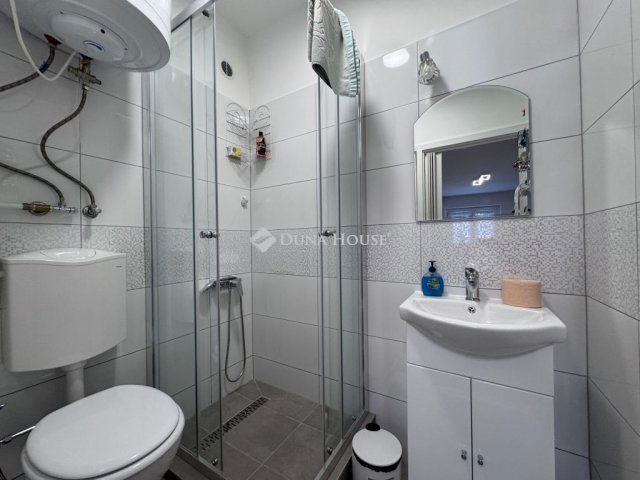 Eladó téglalakás, Komlón, Petőfi téren 17 M Ft, 1 szobás