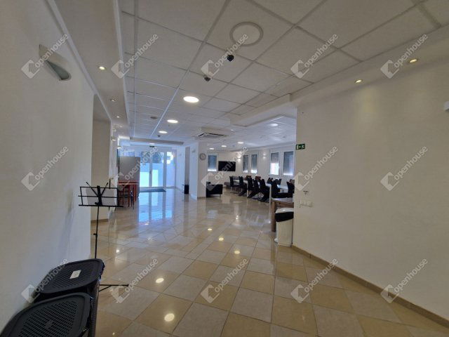 Eladó hotel, Komáromban 762 M Ft, 28 szobás