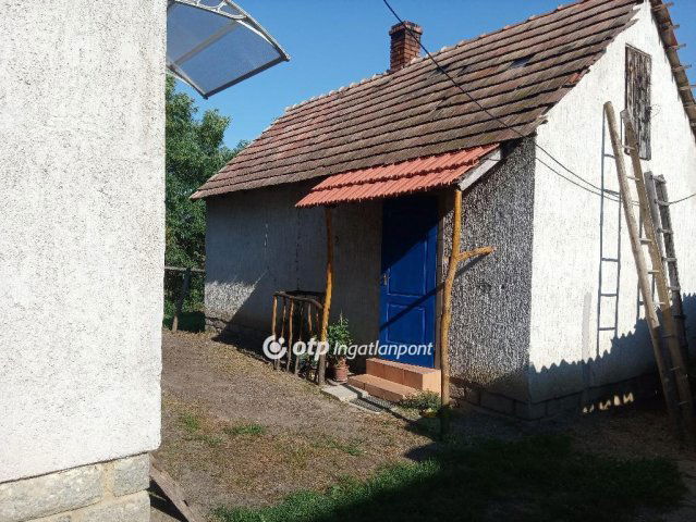 Eladó családi ház, Sásdon 13 M Ft, 2 szobás