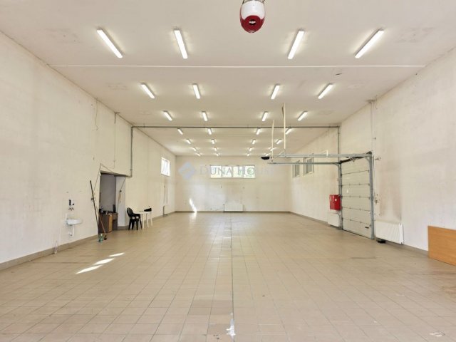 Kiadó ipari ingatlan, Pécsett 499 E Ft / hó