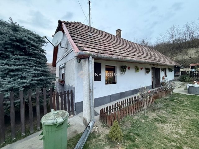 Eladó családi ház, Vértesacsán 39.99 M Ft, 2 szobás