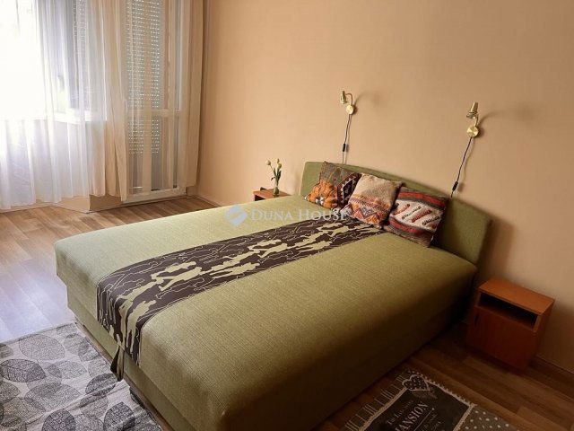 Kiadó téglalakás, albérlet, Pécsett 180 E Ft / hó, 2 szobás