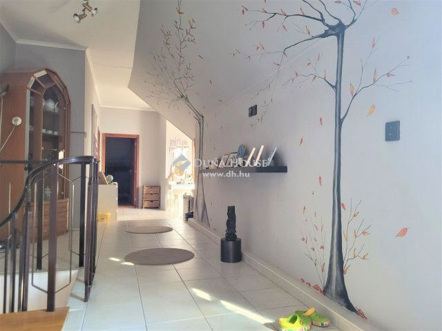 Eladó családi ház, Szigetszentmiklóson 149 M Ft, 5 szobás