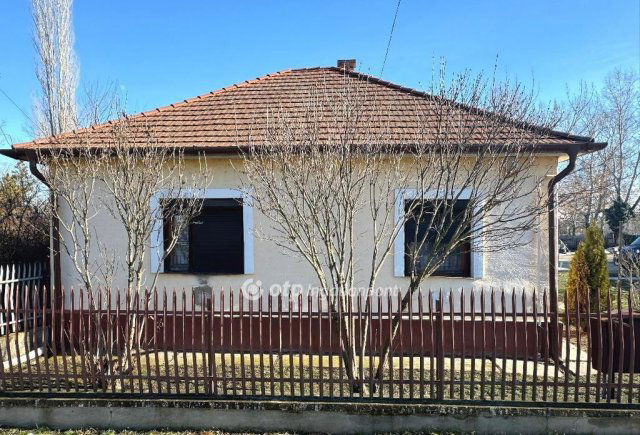 Eladó családi ház, Poroszlón 48 M Ft, 3 szobás