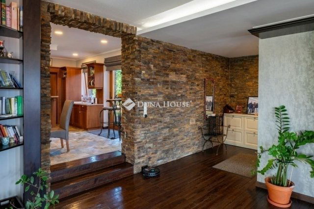 Eladó családi ház, Pécsett 460 M Ft, 8 szobás