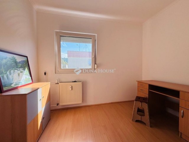 Eladó téglalakás, Pécsett 48.5 M Ft, 3 szobás