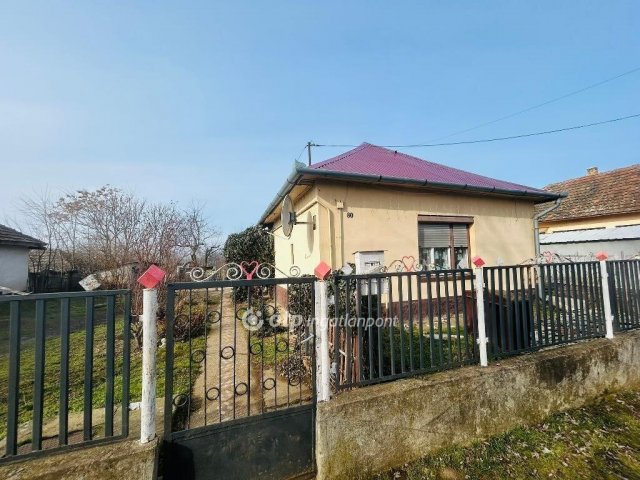 Eladó családi ház, Bujon 10 M Ft, 2 szobás