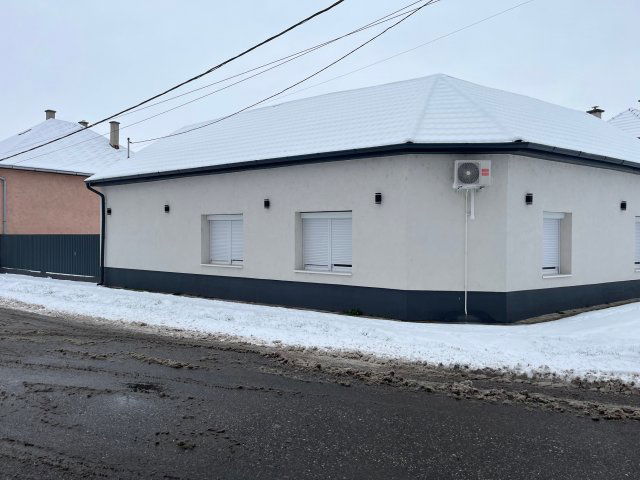 Eladó családi ház, Szerencsen 59.9 M Ft, 4 szobás