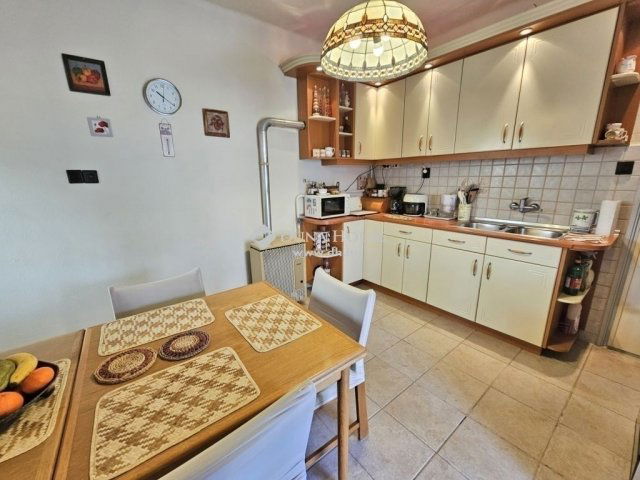 Eladó családi ház, Vecsésen 109.98 M Ft, 6 szobás