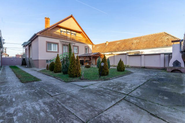 Eladó családi ház, Érsekcsanádon 69 M Ft, 6 szobás