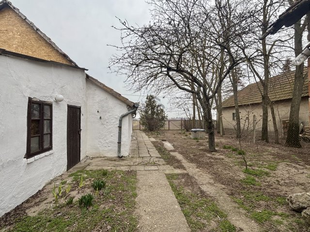 Eladó családi ház, Zsombón 29.9 M Ft, 2 szobás