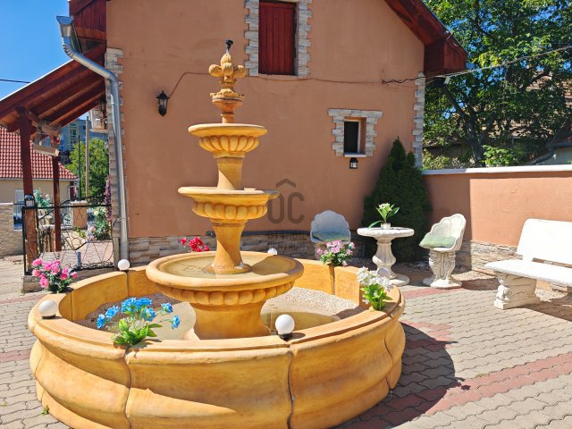 Eladó családi ház, Esztergomban 136 M Ft, 5 szobás