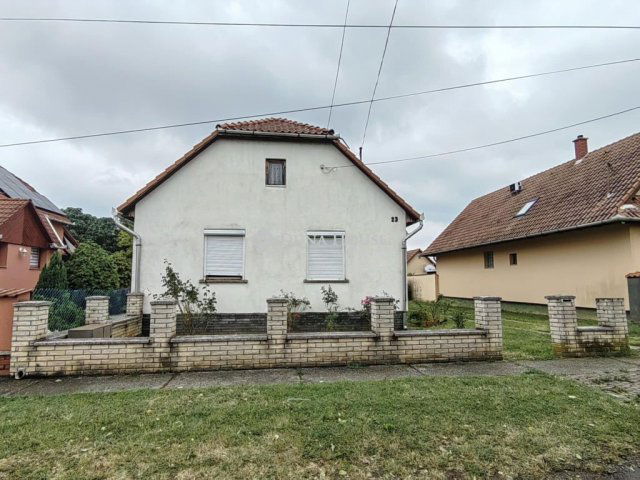 Eladó családi ház, Bonyhádon 39.99 M Ft, 4 szobás