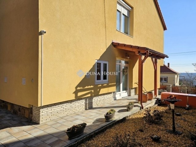 Eladó családi ház, Pécsett 199 M Ft, 5 szobás